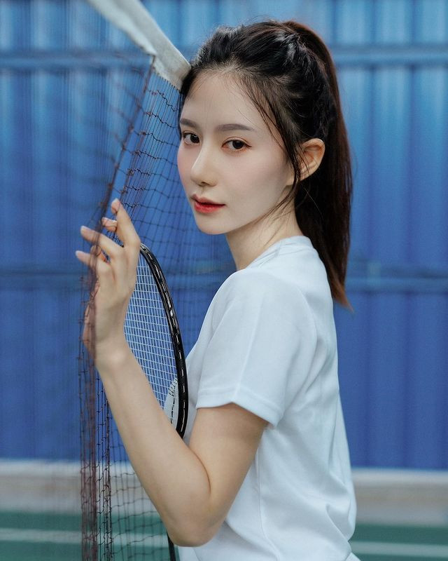 Dù chỉ buộc tóc đuôi ngựa và diện trang phục thể thao rất rộng, giấu dáng nhưng hot girl Vương Doanh vẫn vô cùng thu hút nhờ khuôn mặt xinh đẹp động lòng người của mình.