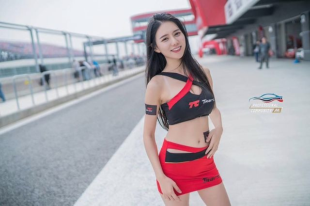 Với lợi thế ngoại hình, Vương Doanh cũng từng nhiều lần làm người mẫu. Set đồ hot girl xinh đẹp đang mặc tôn trọng dáng vóc chữ S của cô nàng, khiến người xem không thể rời mắt.