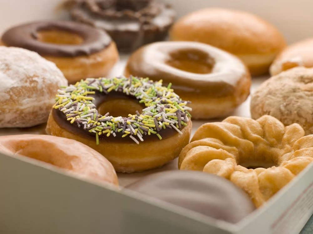 Đồ ngọt chứa tryptophan, khi đi vào cơ thể, chất này truyền lên não qua quá trình trao đổi chất của hệ thống tuần hoàn. Từ đó, một loại hormone gọi là serotonin được hình thành. Serotonin có thể làm tăng sự phấn khích của con người.