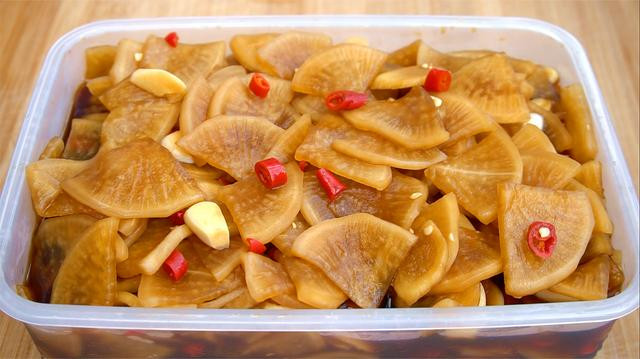  3. Đồ ướp ngọt: Do đặc tính các đồ ướp ngọt thường thêm chua hoặc mặn nên thường là đồ ăn nhiều muối, nhiều đường, giàu chất béo. Dưới sự kích thích như vậy, dù bệnh nhân dạ dày có khả năng phục hồi tốt cũng sẽ bị bệnh trầm trọng hơn.