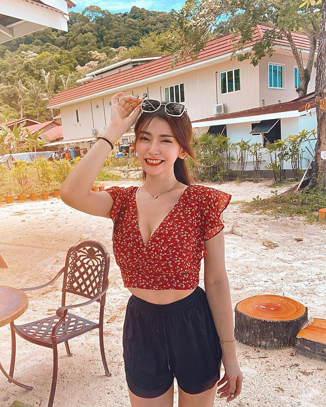 Đáp lại những bình luận chỉ trích, Hình Ích Yến không mảy may quan tâm. Cô nàng cho rằng mình chỉ chụp ảnh góc vắng người và đeo khẩu trang đầy đủ.