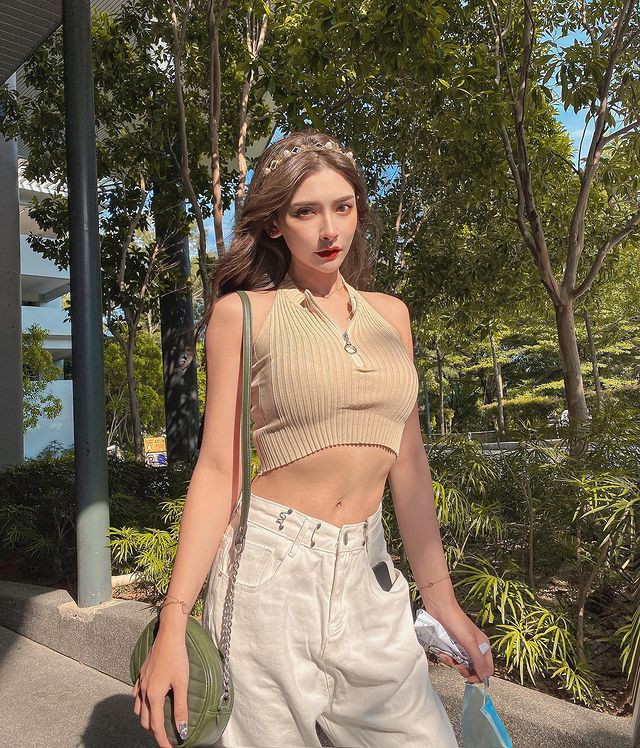 Thế nhưng, những hình ảnh đó của Hình Ích Yến lại gây ra tranh cãi lớn. Trong khi các fan hâm mộ của cô nàng liên tục khen ngợi dáng vóc và sự gợi cảm của Ích Yến thì đông đảo người hâm mộ cho rằng người đẹp ăn diện quá phản cảm.