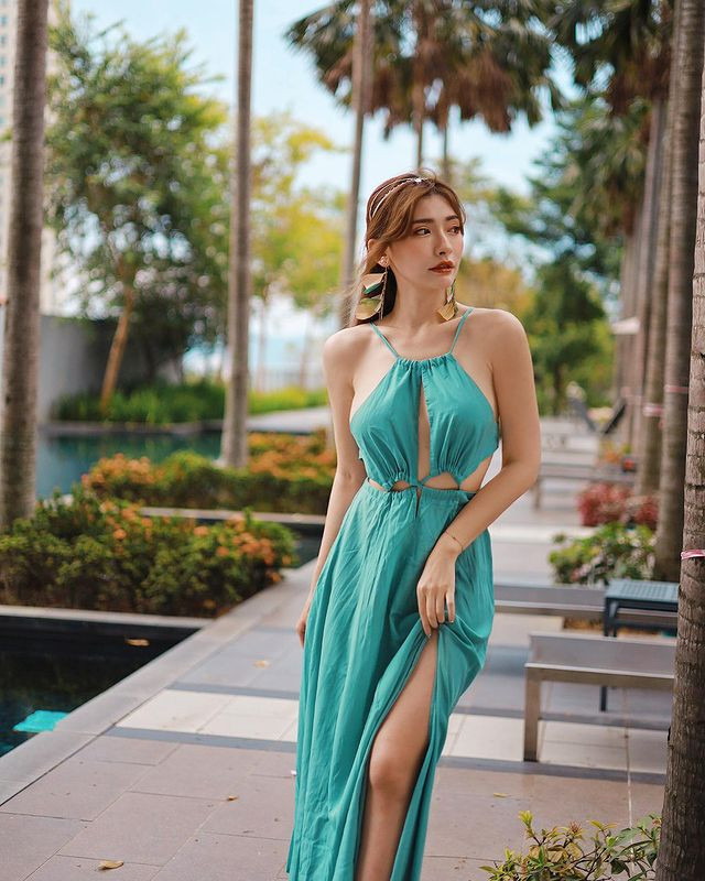 Bên cạnh đó, phong cách thời trang hở bạo đầy quyến rũ và trưởng thành của mỹ nhân người Malaysia cũng là điểm nhấn khiến nhiều người mê mệt.