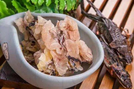 Được biết, để có được hasma chất lượng tốt nhất, người ta bắt ếch sống về sau đó dùng dây thép xâu chúng, phơi lên. Cứ thế ếch chết khô dưới cái nắng như đổ lửa.