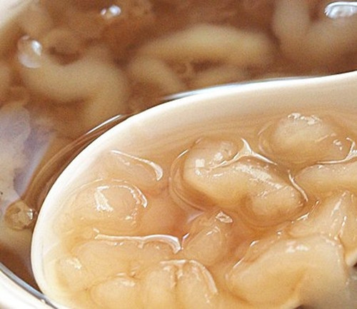 Sau khi xác những con ếch đã quắt lại, ống dẫn trứng chứa đầy collagen của chúng được tách khỏi cơ thể, nhặt bớt bụi bẩn, trở thành hasma thành phẩm.