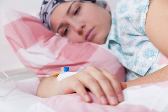 Hàng ngàn chất hóa học được tạo ra trong quá trình hút thuốc, trong đó hơn 70 chất rõ ràng là chất gây ung thư, chẳng hạn như Nicotin, Formaldehyde, Hydrocacbon thơm đa vòng, chì và Asen... Ảnh minh họa.