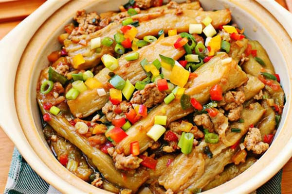 Ngoài ra còn có thành phần đặc biệt là vitamin P, có tác dụng bảo vệ mạch máu của con người rất tốt. Các chất chống oxy hóa đồng thời cũng có thể giúp giảm nguy cơ mắc bệnh tim, giảm mức độ cholesterol xấu (LDL) và chất béo trung tính. Do đó, nếu thường xuyên ăn cà tím với khối lượng vừa phải sẽ rất tốt cho cơ thể.