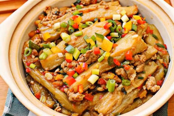 Ngoài ra còn có thành phần đặc biệt là vitamin P, có tác dụng bảo vệ mạch máu của con người rất tốt. Các chất chống oxy hóa đồng thời cũng có thể giúp giảm nguy cơ mắc bệnh tim, giảm mức độ cholesterol xấu (LDL) và chất béo trung tính. Do đó, nếu thường xuyên ăn cà tím với khối lượng vừa phải sẽ rất tốt cho cơ thể.