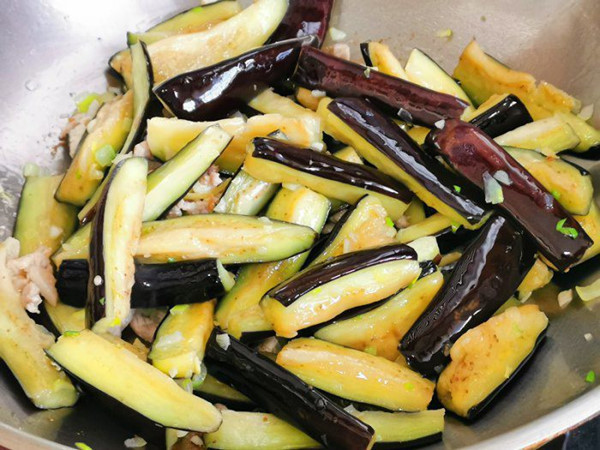 Tỏi cũng là loại gia vị rất phổ biến trong các hộ gia đình, kết hợp cà tìm với tỏi không chỉ giúp hương vị thơm ngon hơn mà còn rất tốt cho sức khỏe.