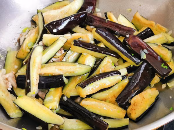 Tỏi cũng là loại gia vị rất phổ biến trong các hộ gia đình, kết hợp cà tìm với tỏi không chỉ giúp hương vị thơm ngon hơn mà còn rất tốt cho sức khỏe.