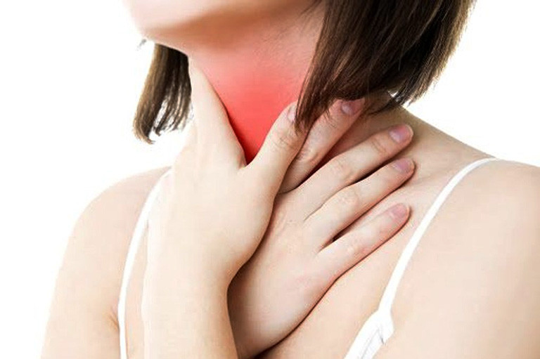 Đồng thời, một số bất thường về cấu trúc, chẳng hạn như vách ngăn mũi bị cong, niêm mạc mũi vì một số lý do trở nên quá dày, ống dẫn khí đi vào nhỏ hơn hoặc bị uốn cong, cũng sẽ tạo ra cảm giác nghẹt mũi.