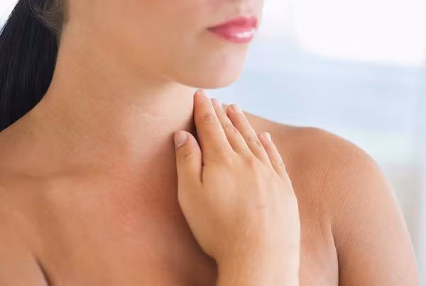 5. Di căn hạch: Tất cả các bệnh ung thư đều có thể có di căn hạch, vì vậy phải hết sức cẩn thận khi nghẹt mũi kết hợp với di căn hạch ở cổ. Nếu cảm nhận bất thường rõ ràng, phải lập tức đi khám ngay.