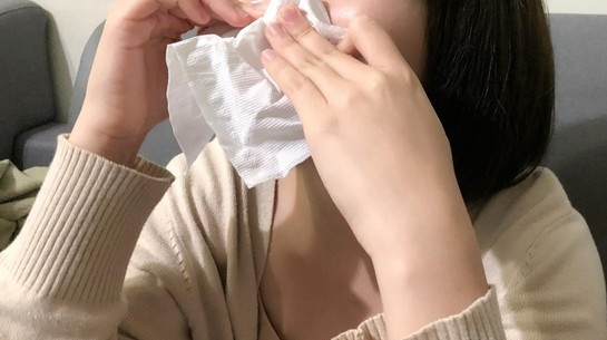 Đa số mọi người đều nghĩ nghẹt mũi không phải là bệnh nhưng trên thực tế, ngoài dị ứng, hoặc bất thường về cấu trúc, nếu có thứ gì đó mọc trong mũi, gây chặn đường thở thì cũng nên lưu ý xem đó có phải là khối u không. Có 5 loại nghẹt mũi là dấu hiệu ung thư vòm họng, nếu mắc phải, tốt nhất là bạn đi khám càng sớm càng tốt.