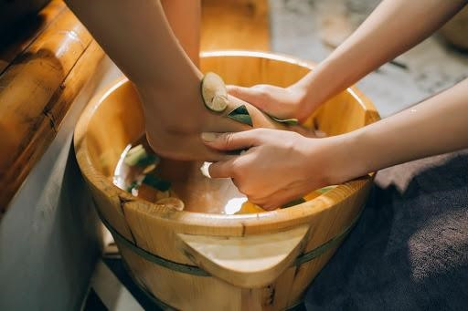 Một người phụ nữ ở Giang Tô, Trung Quốc, đã dùng nước lá ngải cứu ngâm chân hàng ngày. Sau nửa năm, cơ thể cô có những thay đổi ngoạn mục. Chúng ta hãy cùng xem đó là thay đổi gì.