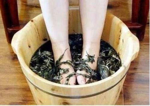 Áp lực công việc cộng với việc thức đêm kéo dài cũng khiến cơ thể cô Trần ngày càng quá tải, đi khám sức khỏe thì phát hiện tình trạng viêm mô viêm khớp quá nặng. Lo lắng không biết tình trạng cơ thể mình sẽ chuyển biến xấu đi thế nào, cô Trần loay hoay tìm đủ mọi cách.