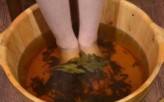 Chỉ sau nửa năm ngâm chân bằng nước ngải cứu, tình trạng đau bụng kinh của cô Trần được cải thiện. Phụ nữ khi trưởng thành kinh nguyệt bình thường mỗi tháng sẽ đến một lần, nhưng nếu không chú ý đến chế độ ăn uống và giữ ấm cơ thể thì có thể gặp phải các triệu chứng như kinh nguyệt không đều, đau bụng kinh.