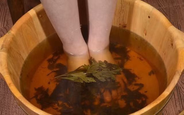 Chỉ sau nửa năm ngâm chân bằng nước ngải cứu, tình trạng đau bụng kinh của cô Trần được cải thiện. Phụ nữ khi trưởng thành kinh nguyệt bình thường mỗi tháng sẽ đến một lần, nhưng nếu không chú ý đến chế độ ăn uống và giữ ấm cơ thể thì có thể gặp phải các triệu chứng như kinh nguyệt không đều, đau bụng kinh.