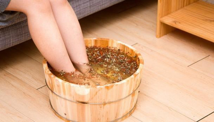 Vậy khi dùng ngải cứu để ngâm chân cần chú ý điều gì? Thứ nhất phải chú ý nhiệt độ nước, nhiệt độ không được quá cao hoặc quá thấp. Nhiệt độ nước lý tưởng là gần 40 độ, lúc này mới có thể ngâm chân, và ngâm một thời gian cũng cần thêm nước khoảng sáu, bảy lần.