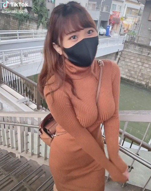 Sau khi nhận được sự quan tâm của đông đảo cộng đồng Tiktok, phong cách mặc kín đáo, sử dụng túi xách làm nổi bật vòng một của Chiba Nanaki đã trở thành đặc trưng riêng của cô nàng.