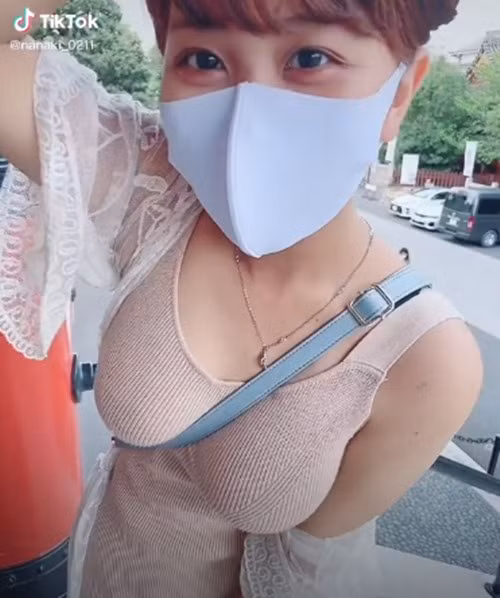 Cô nàng cũng trở thành một trong những hot girl giảng đường được chú ý nhiều nhất. Rất nhiều fan nam của Chiba Nanaki là bạn học của cô nàng.