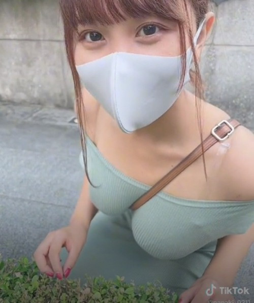 Thực chất, Chiba Nanaki trước khi sử dụng Tiktok cũng đã nổi tiếng là "nữ thần ngực khủng". Cô nàng rất tự hào về thân hình của mình và không ngại diện những set đồ bó sát tôn dáng.