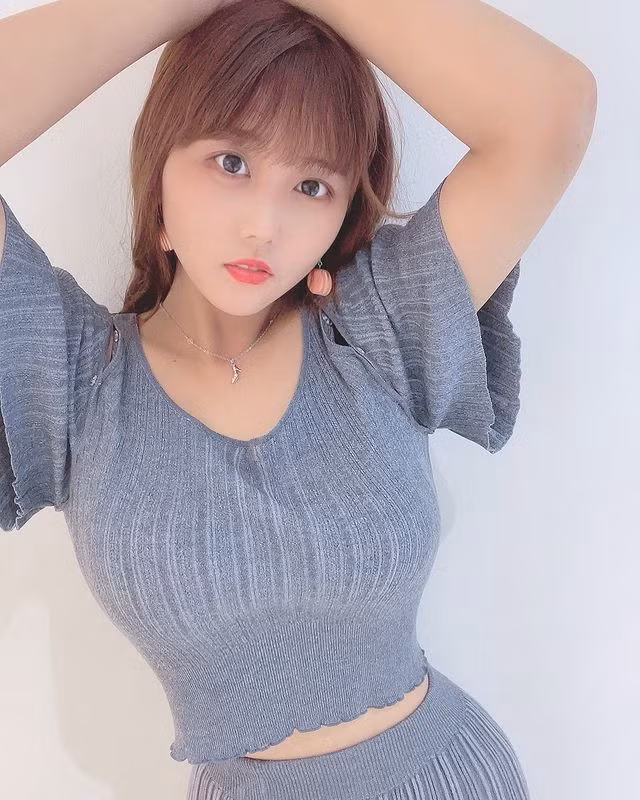 Theo người hâm mộ của Chiba Nanaki, họ yêu thích cô nàng bởi chỉ diện những bộ đồ rất đơn giản nhưng hot girl vẫn vô cùng gợi cảm, nóng bỏng, hành động cũng tự nhiên, duyên dáng.