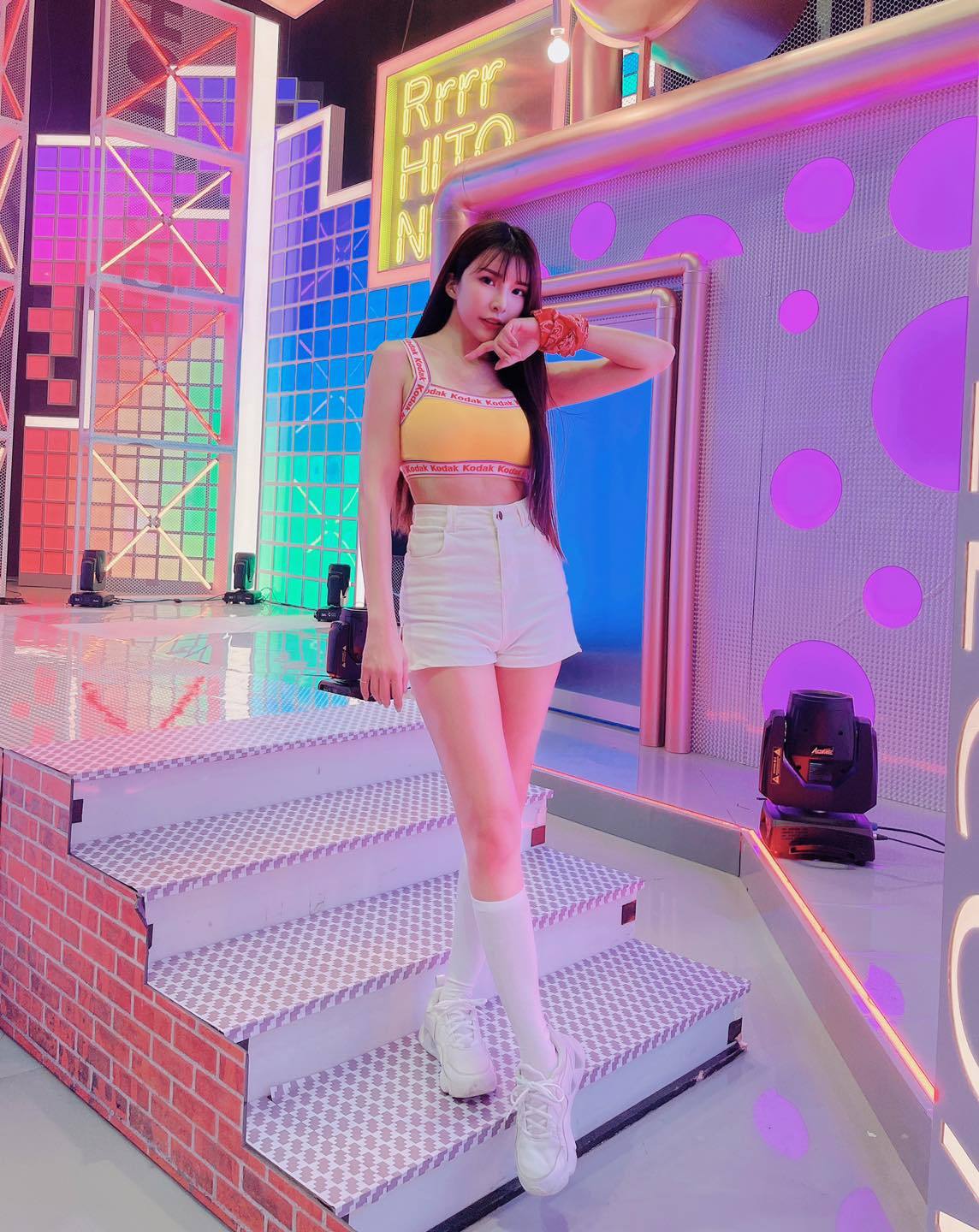 Với set đồ thể thao năng động này, Tô Tâm Ninh đốn gục trái tim người hâm mộ nhờ vóc dáng đẹp chuẩn mực, không chút mỡ thừa.