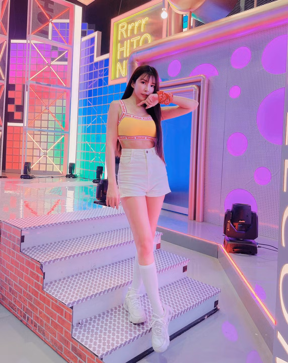 Với set đồ thể thao năng động này, Tô Tâm Ninh đốn gục trái tim người hâm mộ nhờ vóc dáng đẹp chuẩn mực, không chút mỡ thừa.