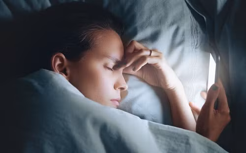 Dung dien thoai truoc khi ngu, can trong ung thu tuyen giap go cua-Hinh-2