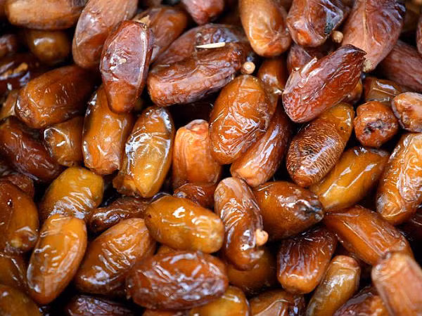 Chà là: Quả chà là là lựa chọn an toàn cho bệnh nhân tiểu đường. Bạn có thể nghiền nát quả chà là hoặc dùng siro chà là để tạo độ ngọt cho tách trà mỗi sáng. 