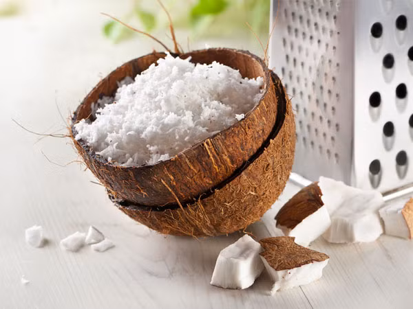 Dừa: Dừa nạo là một trong những thay thế tốt nhất cho đường. Mặc dù không thể thêm dừa nạo vào trà và cà phê nhưng bạn có thể dùng dừa nạo để thay thế cho đường trong nhiều món ngọt khác.