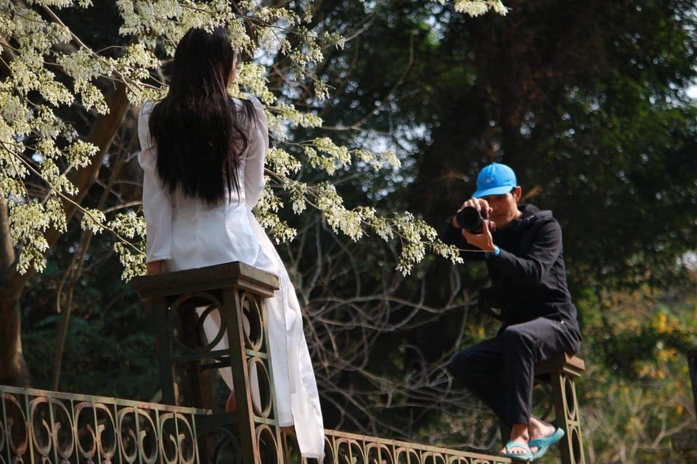 Nhìn hình ảnh này khiến không ít người phải cảm thán bởi sự "hi sinh vì nghệ thuật" của cả nháy và mẫu. Ảnh: FB G.T