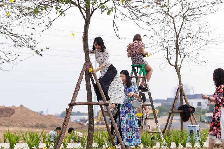 Cảnh tượng này khiến không ít người bật cưới. Tuy nhiên nó cũng gây ra không ít ý kiến trái chiều trên mạng xã hội. Ảnh: VTC news