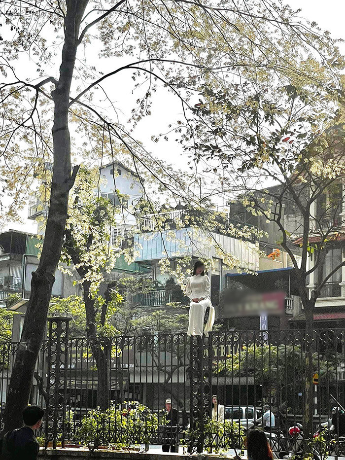 Hành động phản cảm khi mặc áo dài của nhiều chị em đã nhận về không ít chỉ trích từ cư dân mạng. Ảnh: FB