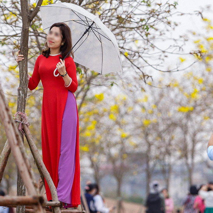 Áo dài là trang phục truyền thống của dân tộc, những hình ảnh này sẽ làm mất đi vẻ đẹp vốn có của tà áo dài. Ảnh: VTC News