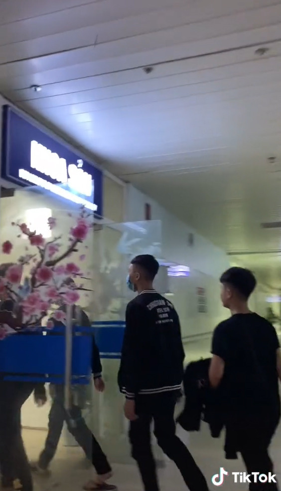 Theo clip, cả nhóm thanh niên gần chục người đều mặc đồ đen từ đầu đến chân, đi giữa hành lang của khoa sản rất hùng hổ, thu hút ánh nhìn của mọi người xung quanh. Nhìn cảnh này, ít ai ngờ rằng nhóm thanh niên tới bệnh viện để đưa vợ bạn đi đẻ.