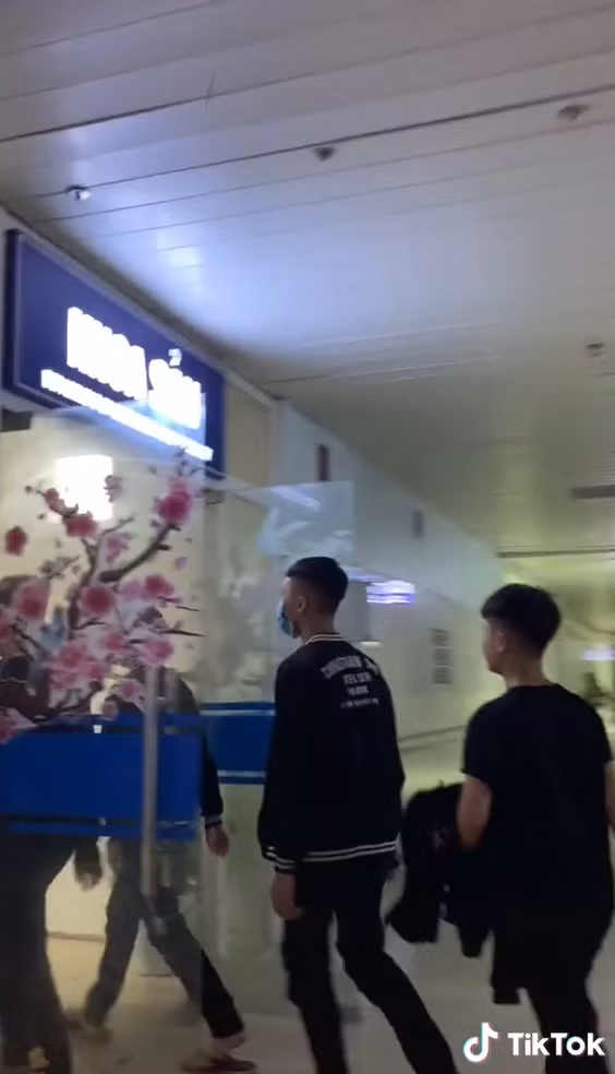 Theo clip, cả nhóm thanh niên gần chục người đều mặc đồ đen từ đầu đến chân, đi giữa hành lang của khoa sản rất hùng hổ, thu hút ánh nhìn của mọi người xung quanh. Nhìn cảnh này, ít ai ngờ rằng nhóm thanh niên tới bệnh viện để đưa vợ bạn đi đẻ.