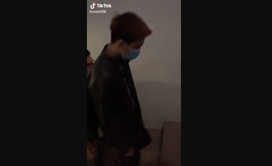 Vốn dĩ việc đi thăm đẻ là của chị em phụ nữ, cùng lắm là bạn của vợ đến chăm. Bây giờ, cả một nhóm thanh niên háo hức chờ vợ bạn sinh con quả đúng là khiến người ta ngỡ ngàng.