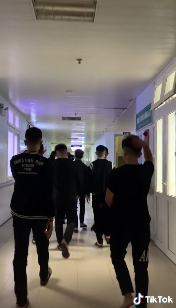 Mới đây đoạn video ghi lại cảnh hội nam thanh niên diện đồ đen hộ tống vợ bạn đi đẻ thu hút sự chú ý của cộng đồng mạng.