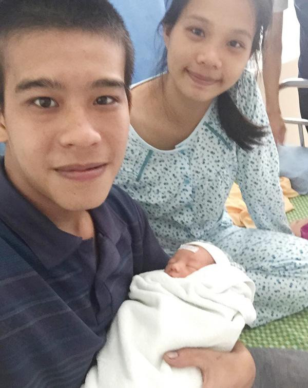 Cụ thể khi nghe tiếng vợ gào khóc trong phòng đẻ, ngồi bên ngoài người chồng mếu máo vì thương vợ thương con.