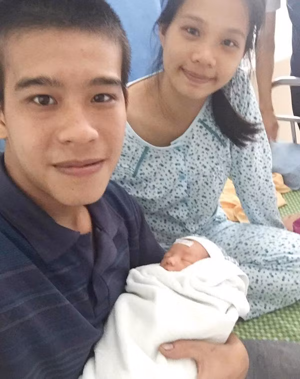 Cụ thể khi nghe tiếng vợ gào khóc trong phòng đẻ, ngồi bên ngoài người chồng mếu máo vì thương vợ thương con.