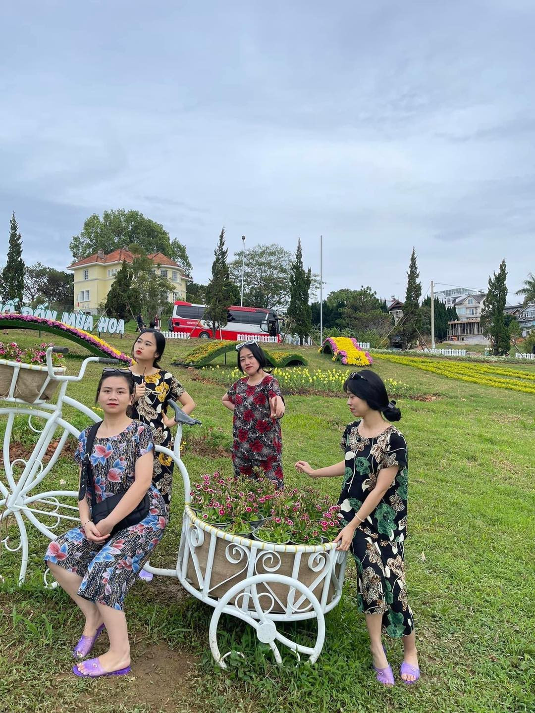 Bên cạnh đó hội chị em còn sắm đồng phục đôi dép nhựa màu tím mộng mơ, kết hợp với bộ quần áo đủ màu sắc bất ngờ hoá thành các cụ bà trong truyền thuyết.