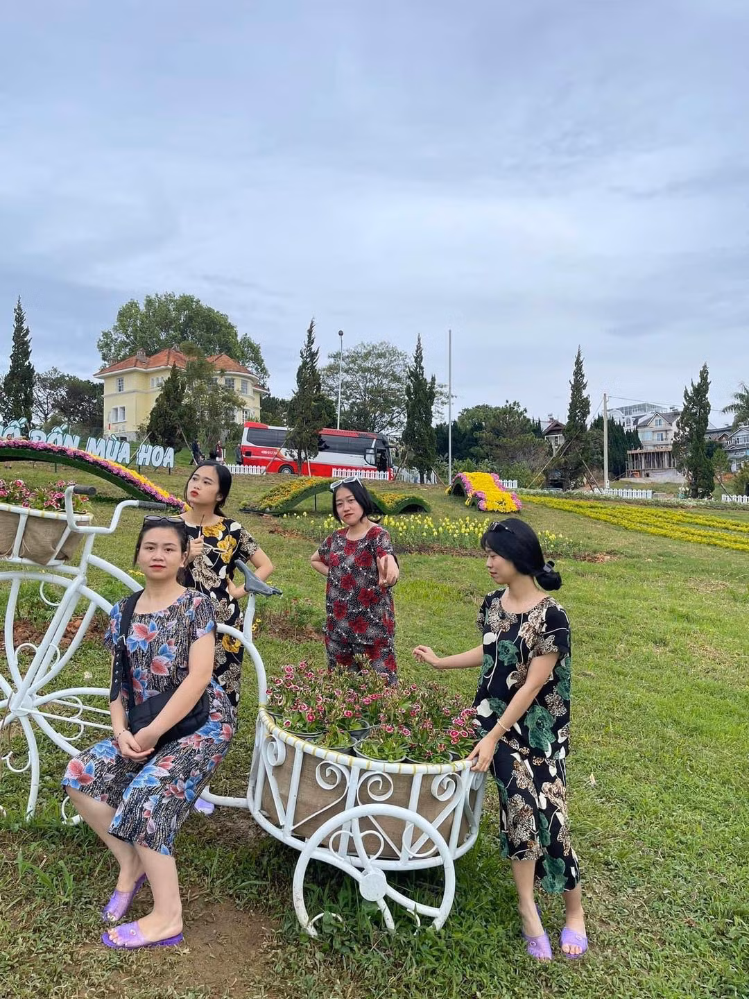 Bên cạnh đó hội chị em còn sắm đồng phục đôi dép nhựa màu tím mộng mơ, kết hợp với bộ quần áo đủ màu sắc bất ngờ hoá thành các cụ bà trong truyền thuyết.