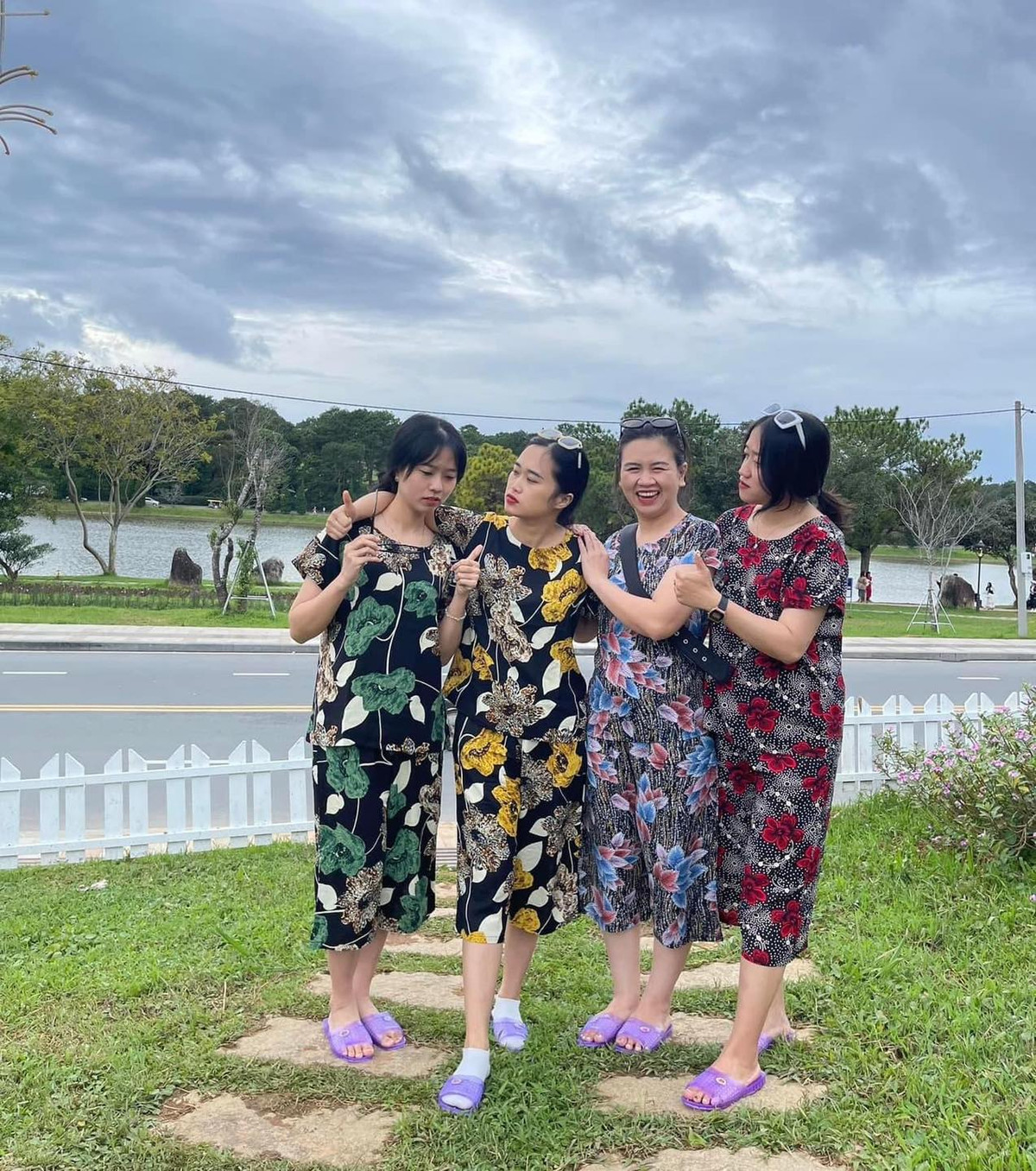 Hài hước hơn nữa, các cô gái này còn thả những dáng đứng nghiêng ngả, chuẩn thần thái của các cụ, các mẹ khiến người xem hiểu được rõ hơn về chủ đề mà họ lựa chọn trong chuyến du lịch này. Ảnh: Tổng hợp