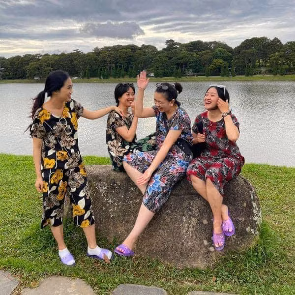 Thay vì check in Đà Lạt theo cách thông thường là ăn mặc trang phục sang chảnh, nàng thơ dịu dàng thì nhóm bạn này lại lựa chọn bộ quần áo của các cụ bà, nhiều màu sắc cực độc đáo.