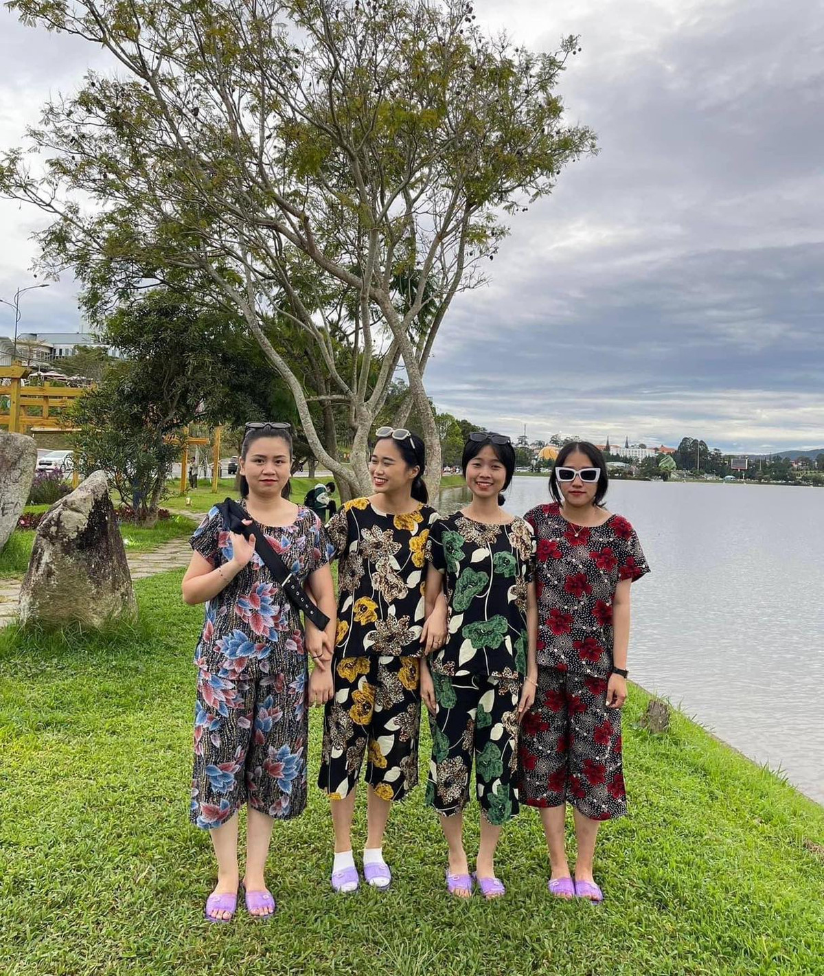 Những hình ảnh hội bạn thân check - in khắp Đà Lạt trong chiếc chăn đã gây sốt cộng đồng mạng bởi sự lầy lội siêu đáng yêu.