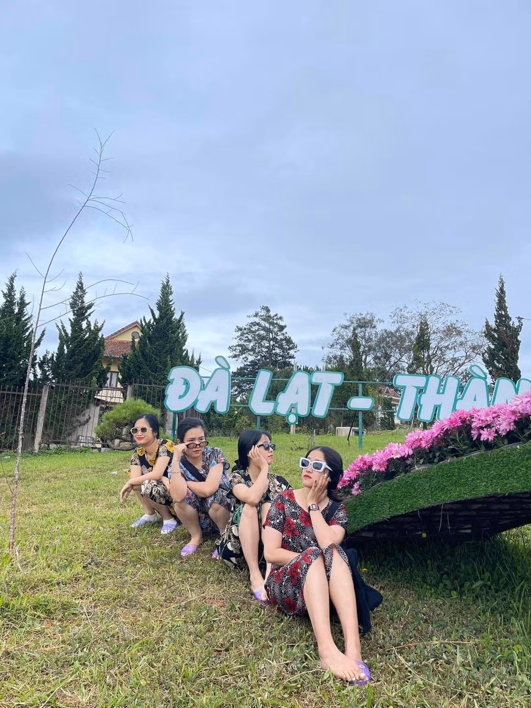 Bộ trang phục với chất liệu máy lạnh đặc trưng của các bà, các mẹ hay mặc ở nhà được hội chị em này làm outfit check in tại nhiều địa điểm hot ở Đà Lạt.