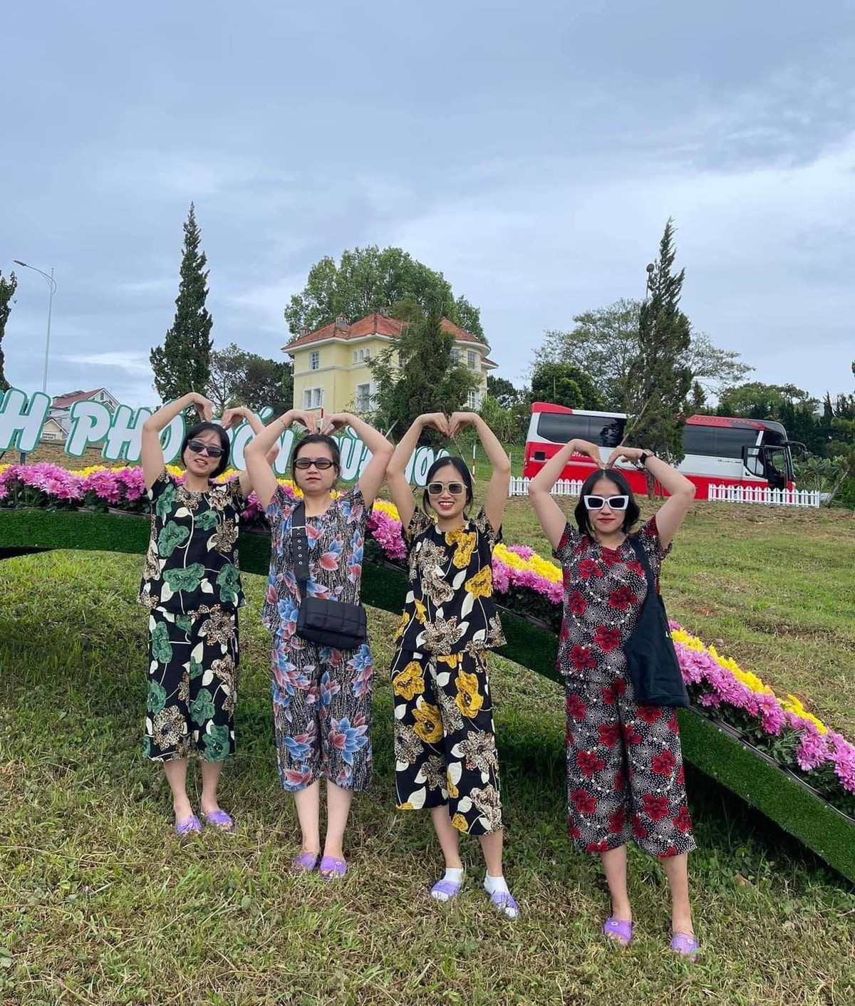 Du lịch Đà Lạt đã quá quen với hình ảnh xúng xính, style chất ngời ngời của khách du lịch, vậy nên khi bộ ảnh này được chia sẻ lên MXH đã thu hút sự chú ý cực lớn.