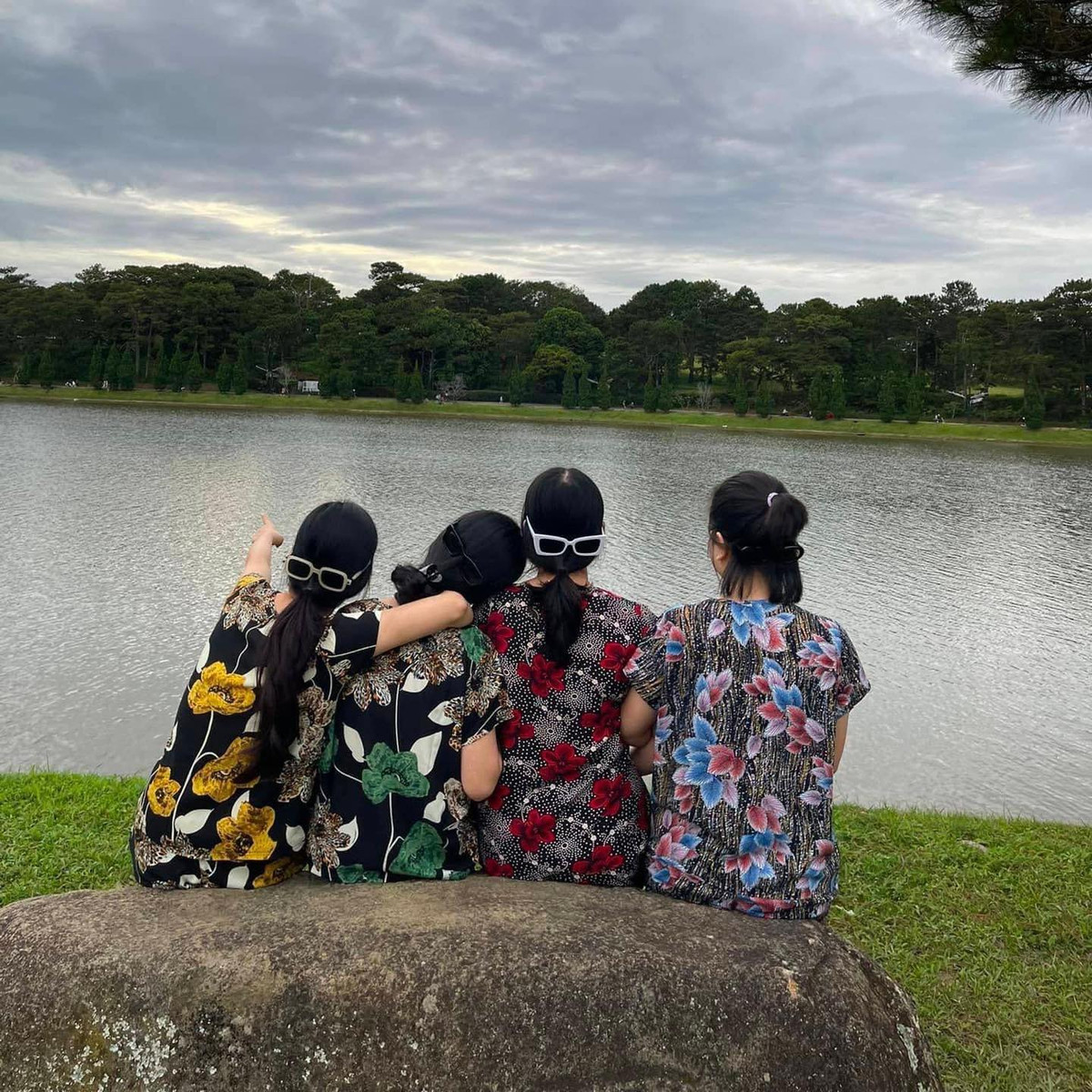 Mọi địa điểm được cho là đáng đến nhất Đà Lạt đều được nhóm bạn check - in, nhưng khác biệt là không phải trong những bộ cánh lồng lộn, chất lừ được chuẩn bị kỹ lưỡng mà là trong những bộ quần áo "già chát" này.