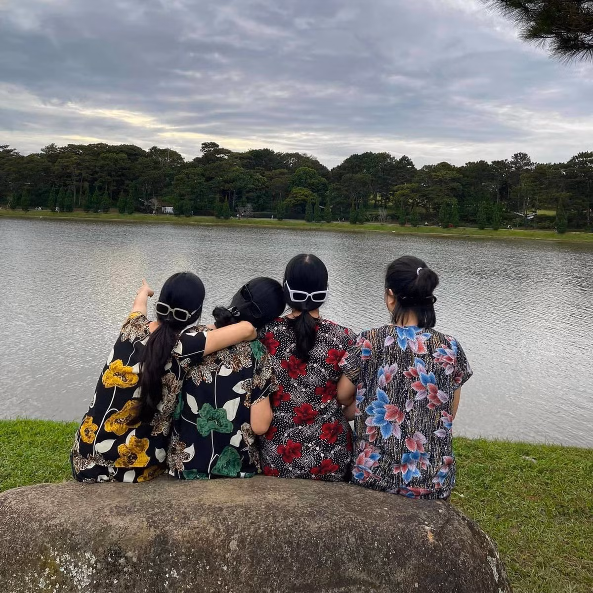 Mọi địa điểm được cho là đáng đến nhất Đà Lạt đều được nhóm bạn check - in, nhưng khác biệt là không phải trong những bộ cánh lồng lộn, chất lừ được chuẩn bị kỹ lưỡng mà là trong những bộ quần áo "già chát" này.